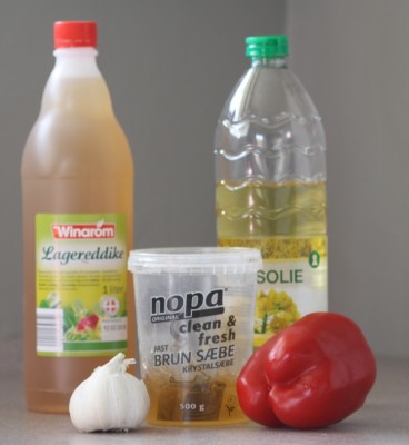 Insektsæbe kan laves med flere ingredienser, bla. olie, hvidløg, eddike... etc.