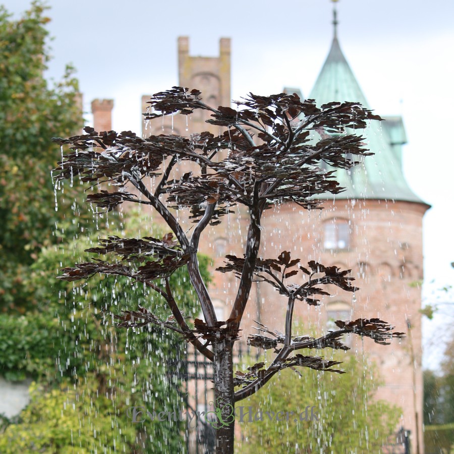 Billede af springvandet Titania udstillet på Egeskov