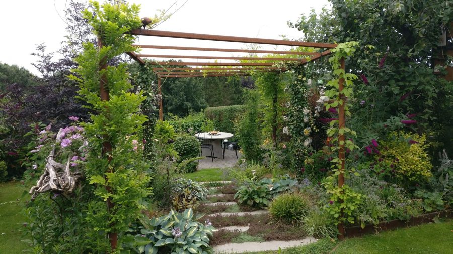 Fru Friis - et espalier i jern med klatrende planter.