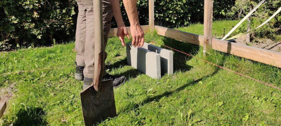 Den første sten til vores punktfundament er blevet sat af. Husk at sætte galger og sætte diagonalt mål når du sætter dint punktfundament