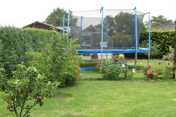 Trampolin i haven Trampolin, børn og have - jo det går...