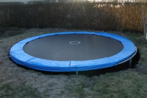 Trampolin gravet ned i niveau med græsset
