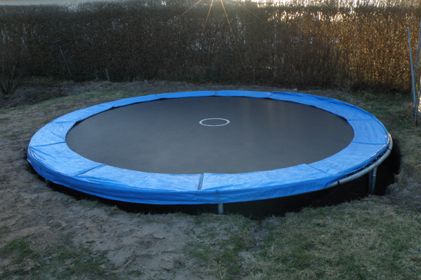 Trampolin sat på plads Trampolin gravet ned i niveau med græsset