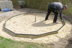 Markering af hvor betonrør til fundament skal sættes