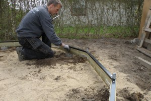 Her skrues fundamentet fast til beslag i betonrørene