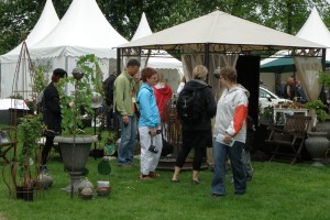 Torsten er god til at snakke med folk på messen