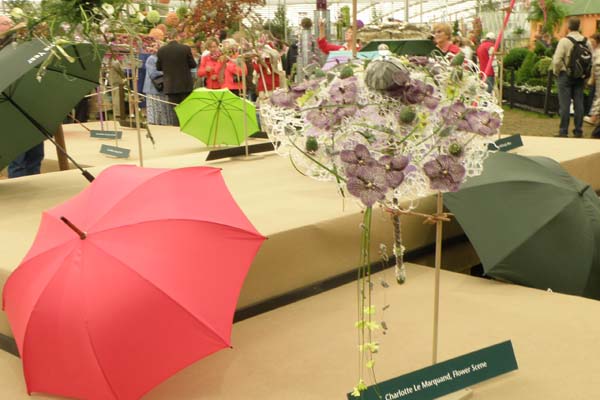 Luftig paraply med skønne blomster