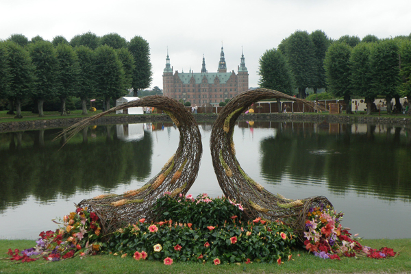 eh-glf-1-2010 Frederiksborg Slot med flot blomsterkunst i forgrunden