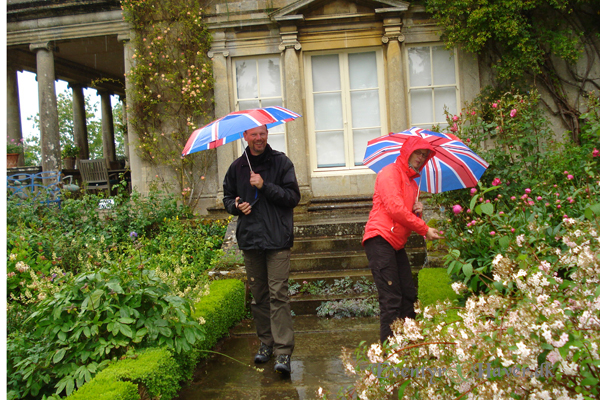 Os på Kiftsgate med skønne paraplyer ;) - Visiting Kiftsgate with our new umbrellas :)