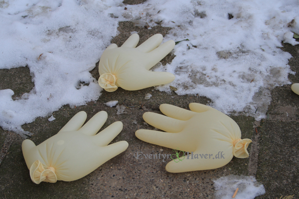 islygter med handsker - islygterne fryser på fliserne