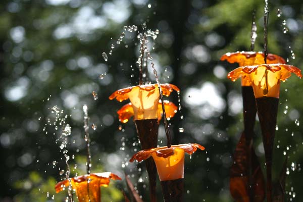 De smukke glasblomster på Halcyon springvandet