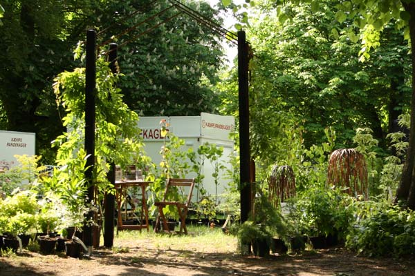 Rosenbænken brugt som portal Rosenbuen brugt som portal på livsstilsmessen på Ledreborg